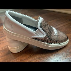 Tory Burch Sneaker. Size: 7.